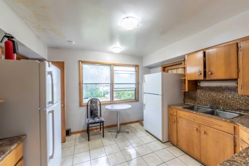 2628 Capitol Hill Crescent Nw, Calgary, AB - Indoor Photo Showing Kitchen With Double Sink