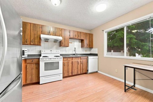 70 Edgeburn Crescent, Calgary, AB - Indoor Photo Showing Kitchen