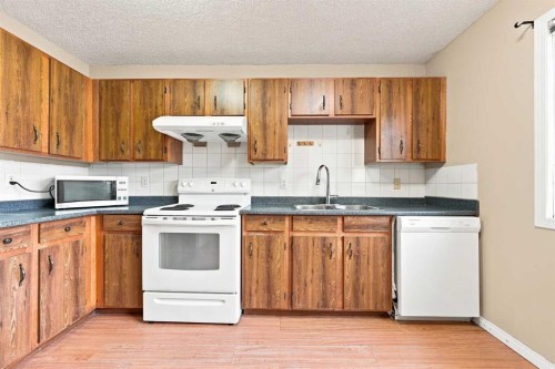 70 Edgeburn Crescent, Calgary, AB - Indoor Photo Showing Kitchen With Double Sink