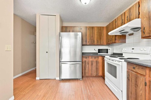 70 Edgeburn Crescent, Calgary, AB - Indoor Photo Showing Kitchen