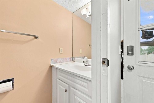 70 Edgeburn Crescent, Calgary, AB - Indoor Photo Showing Bathroom