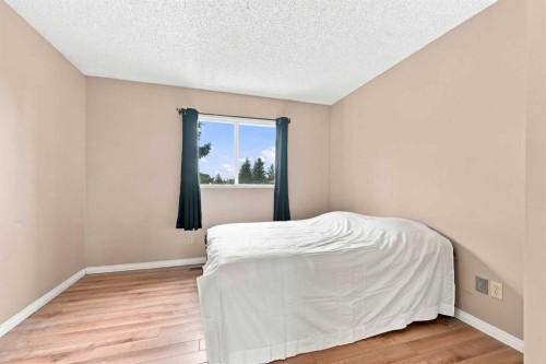 70 Edgeburn Crescent, Calgary, AB - Indoor Photo Showing Bedroom