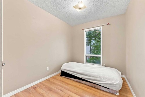 70 Edgeburn Crescent, Calgary, AB - Indoor Photo Showing Bedroom