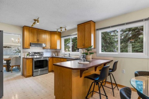 92 Canova Road Sw, Calgary, AB - Indoor Photo Showing Kitchen