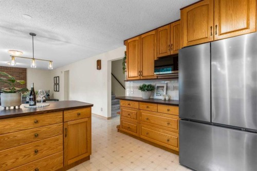 92 Canova Road Sw, Calgary, AB - Indoor Photo Showing Kitchen