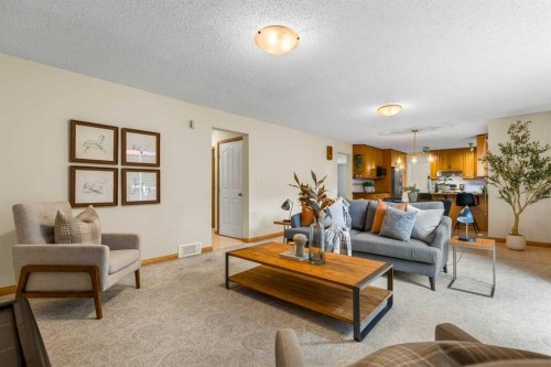 92 Canova Road Sw, Calgary, AB - Indoor Photo Showing Living Room