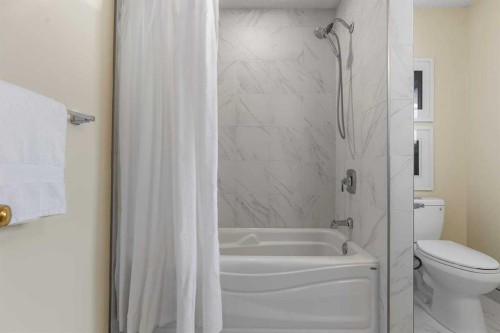 92 Canova Road Sw, Calgary, AB - Indoor Photo Showing Bathroom