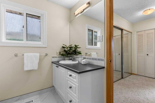 92 Canova Road Sw, Calgary, AB - Indoor Photo Showing Bathroom