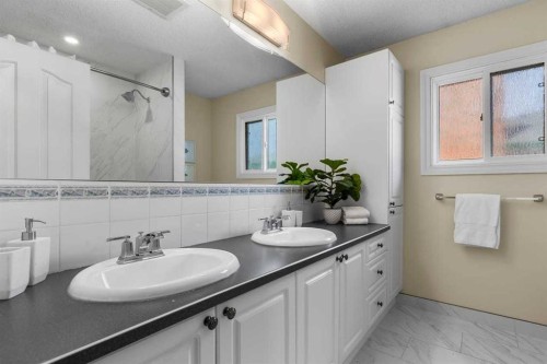 92 Canova Road Sw, Calgary, AB - Indoor Photo Showing Bathroom