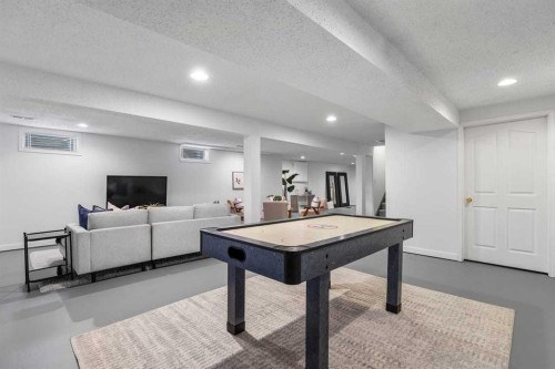 92 Canova Road Sw, Calgary, AB - Indoor Photo Showing Other Room