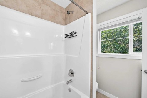 86 Pantego Lane Nw, Calgary, AB - Indoor Photo Showing Bathroom