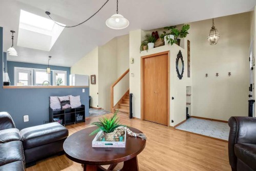 115 5 St, Dalroy, AB - Indoor Photo Showing Living Room