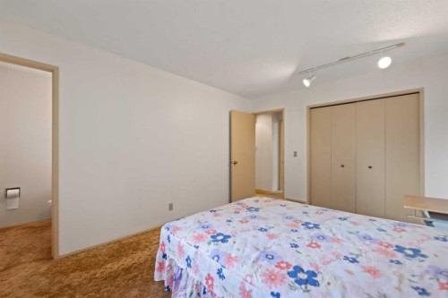224 Berwick Way Nw, Calgary, AB - Indoor Photo Showing Bedroom
