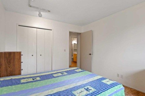 224 Berwick Way Nw, Calgary, AB - Indoor Photo Showing Bedroom