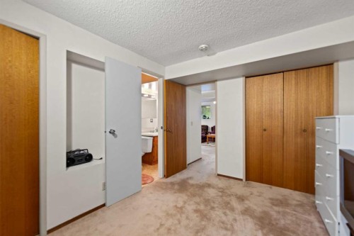 224 Berwick Way Nw, Calgary, AB - Indoor Photo Showing Other Room