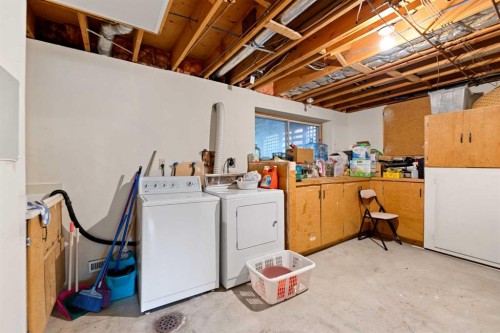 224 Berwick Way Nw, Calgary, AB - Indoor Photo Showing Laundry Room