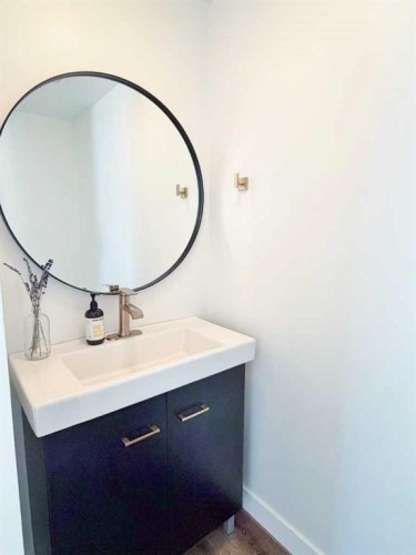 2801 7 Avenue Nw, Calgary, AB - Indoor Photo Showing Bathroom