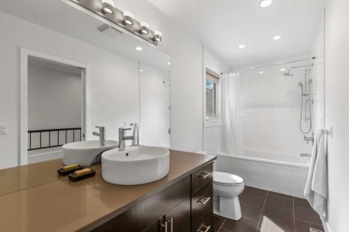 2801 7 Avenue Nw, Calgary, AB - Indoor Photo Showing Bathroom