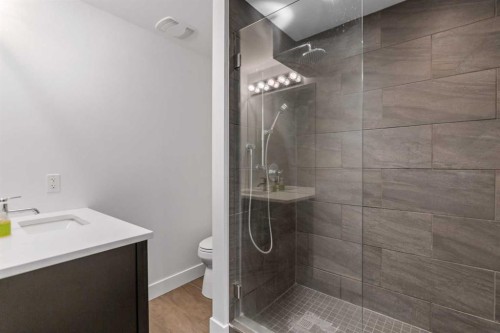 2801 7 Avenue Nw, Calgary, AB - Indoor Photo Showing Bathroom