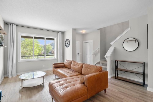 115 Wolf Willow Boulevard Se, Calgary, AB - Indoor Photo Showing Living Room