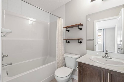 115 Wolf Willow Boulevard Se, Calgary, AB - Indoor Photo Showing Bathroom
