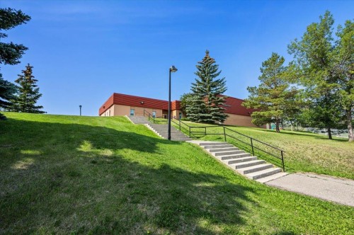 57 Beacham Way Nw, Calgary, AB - Outdoor