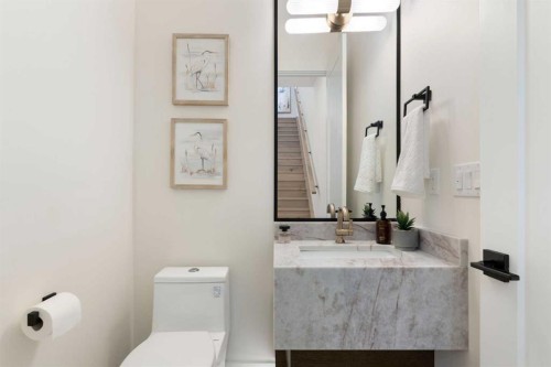 528 52 Avenue Sw, Calgary, AB - Indoor Photo Showing Bathroom
