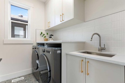 528 52 Avenue Sw, Calgary, AB - Indoor Photo Showing Laundry Room