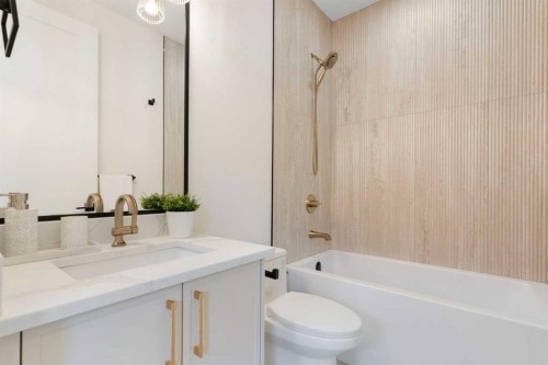 528 52 Avenue Sw, Calgary, AB - Indoor Photo Showing Bathroom