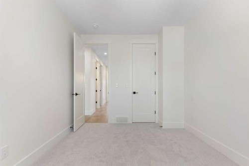 528 52 Avenue Sw, Calgary, AB - Indoor Photo Showing Other Room
