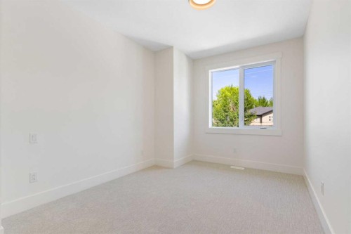 528 52 Avenue Sw, Calgary, AB - Indoor Photo Showing Other Room