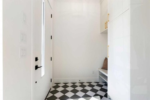 528 52 Avenue Sw, Calgary, AB - Indoor Photo Showing Other Room