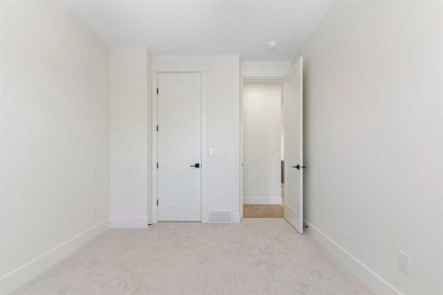 528 52 Avenue Sw, Calgary, AB - Indoor Photo Showing Other Room