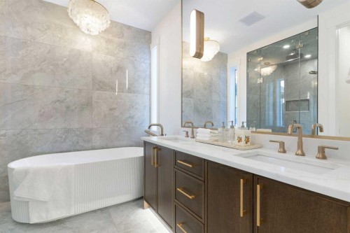 528 52 Avenue Sw, Calgary, AB - Indoor Photo Showing Bathroom