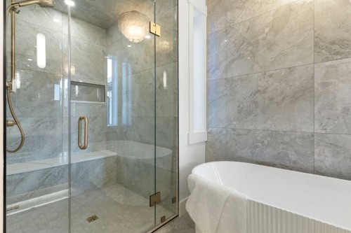 528 52 Avenue Sw, Calgary, AB - Indoor Photo Showing Bathroom