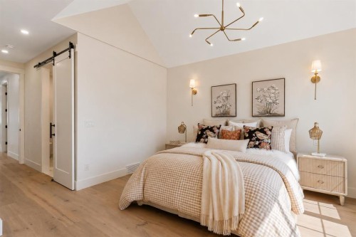 528 52 Avenue Sw, Calgary, AB - Indoor Photo Showing Bedroom