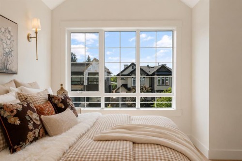 528 52 Avenue Sw, Calgary, AB - Indoor Photo Showing Bedroom