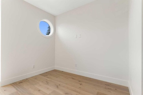 528 52 Avenue Sw, Calgary, AB - Indoor Photo Showing Other Room