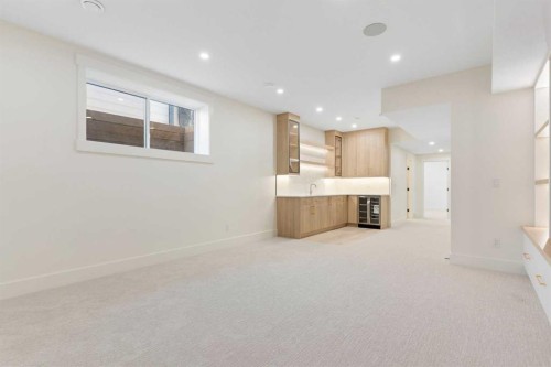 528 52 Avenue Sw, Calgary, AB - Indoor