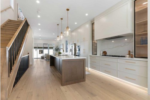 528 52 Avenue Sw, Calgary, AB - Indoor Photo Showing Kitchen With Upgraded Kitchen