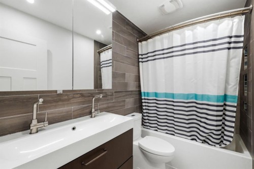 6507 Huntsbay Road Nw, Calgary, AB - Indoor Photo Showing Bathroom
