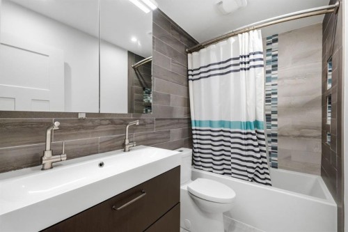 6507 Huntsbay Road Nw, Calgary, AB - Indoor Photo Showing Bathroom