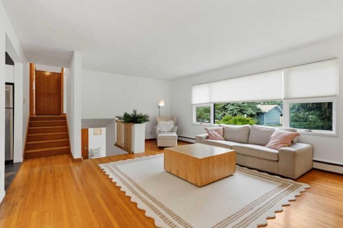 8628 7 Street Sw, Calgary, AB - Indoor Photo Showing Living Room