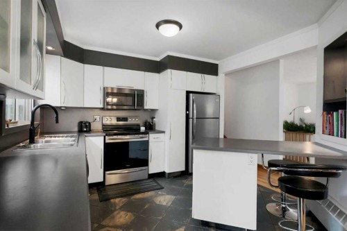 8628 7 Street Sw, Calgary, AB - Indoor Photo Showing Kitchen