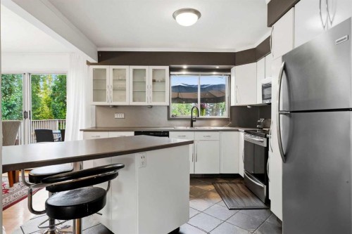 8628 7 Street Sw, Calgary, AB - Indoor Photo Showing Kitchen