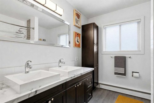 8628 7 Street Sw, Calgary, AB - Indoor Photo Showing Bathroom
