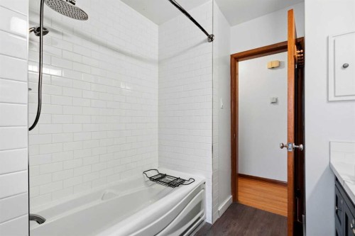8628 7 Street Sw, Calgary, AB - Indoor Photo Showing Bathroom