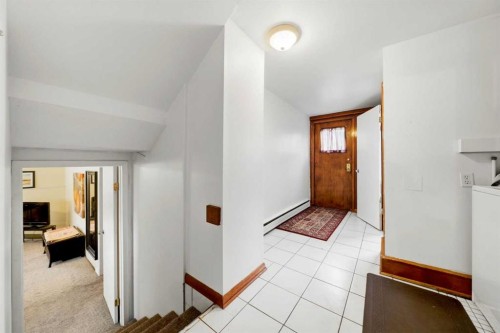 8628 7 Street Sw, Calgary, AB - Indoor
