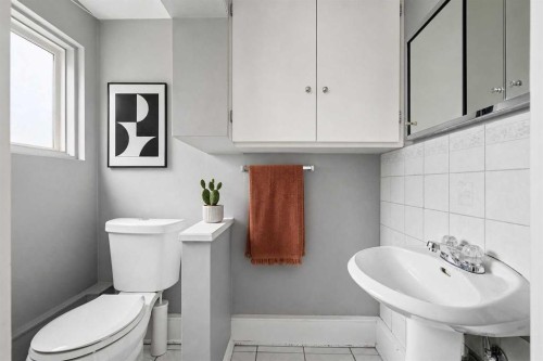 8628 7 Street Sw, Calgary, AB - Indoor Photo Showing Bathroom