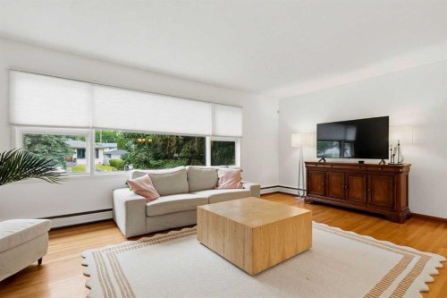 8628 7 Street Sw, Calgary, AB - Indoor Photo Showing Living Room